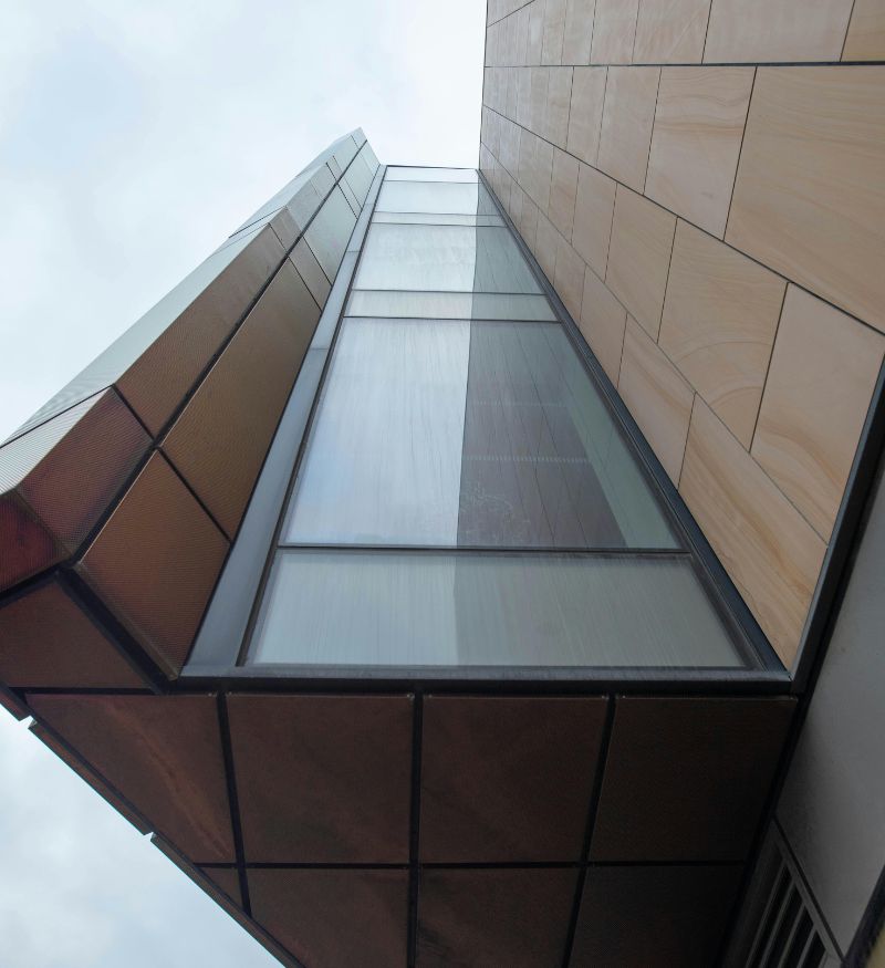 Moderne gevelrenovatie met glas en aluminium panelen – energie-efficiënte bekledingsoplossing door Anired Group Moderne gevelrenovatie met glas en aluminium panelen – energie-efficiënte bekledingsoplossing door Anired Group